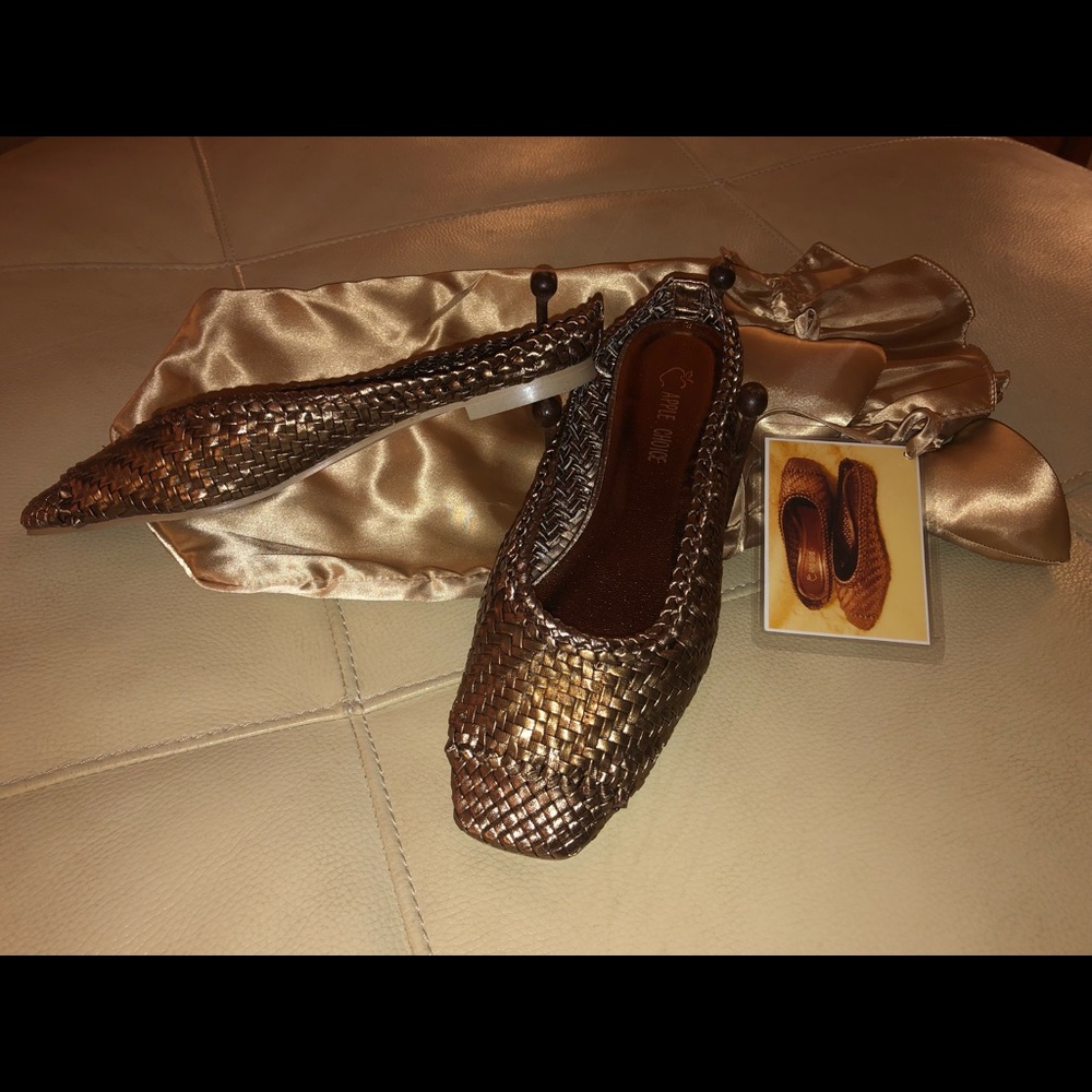 Bronze/gold leather slides ....meow! 🥂